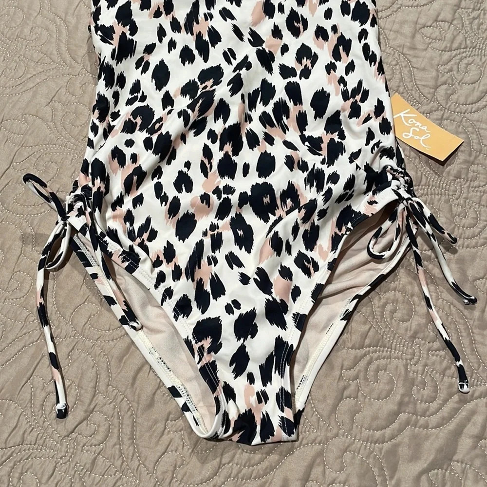 Cute Swimsuit - Picture 3 of 9